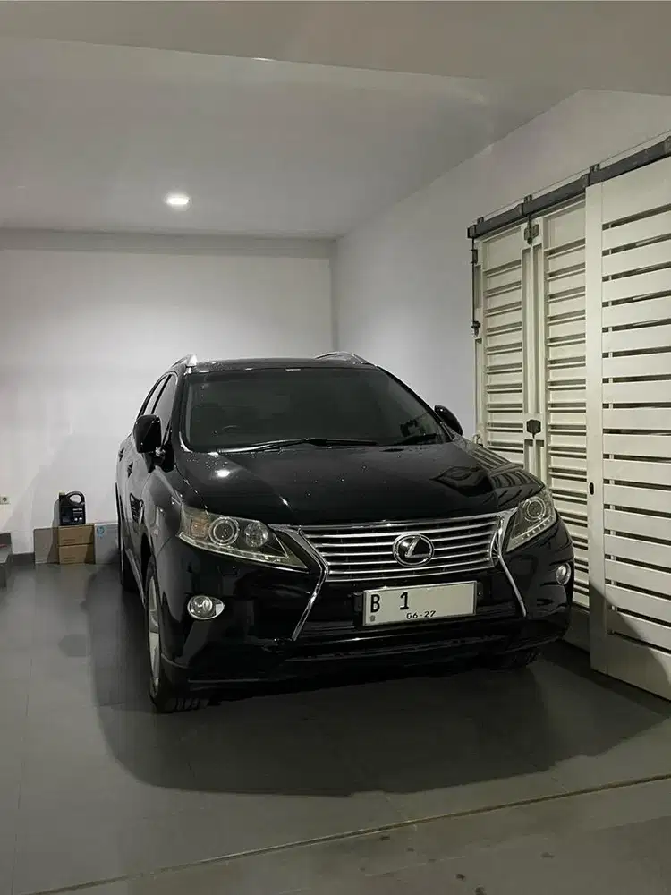 Lexus RX270 on mint condition.