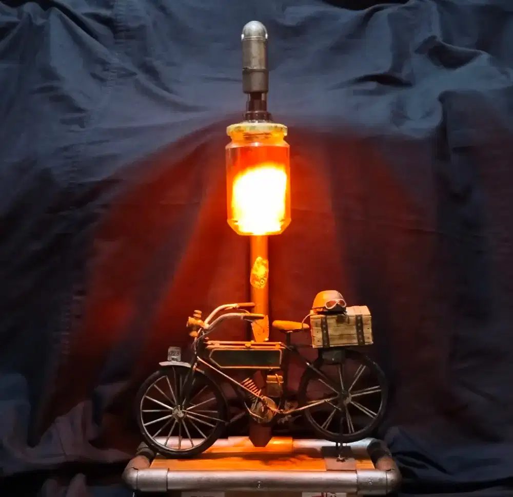 Kap lampu meja tidur sepeda motor roundtank logam lawas antik vintage