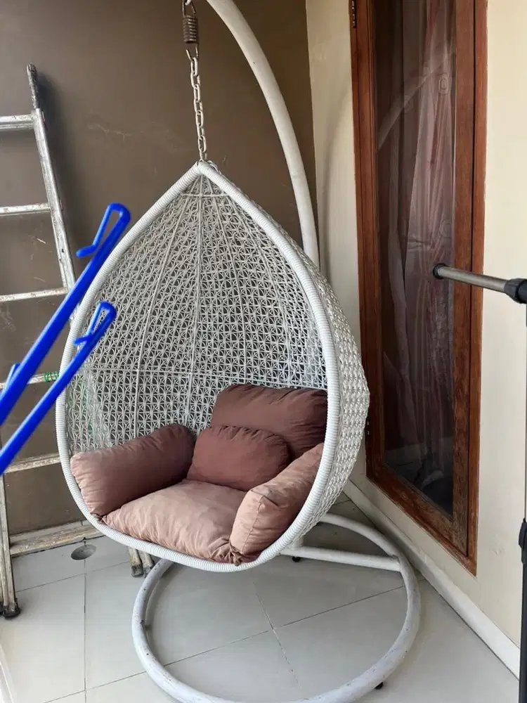 Kursi Gantung Rotan Sintetis + Bantal Coklat