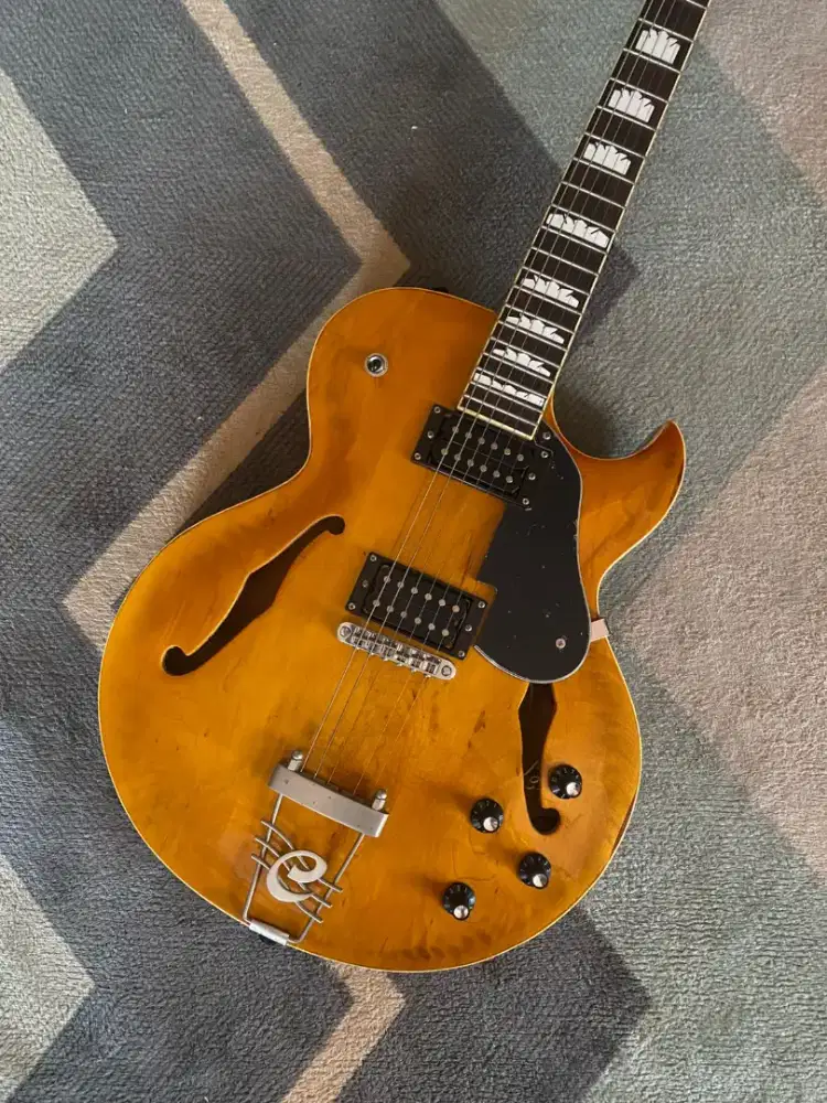 Gitar epiphone custom semi hollow body