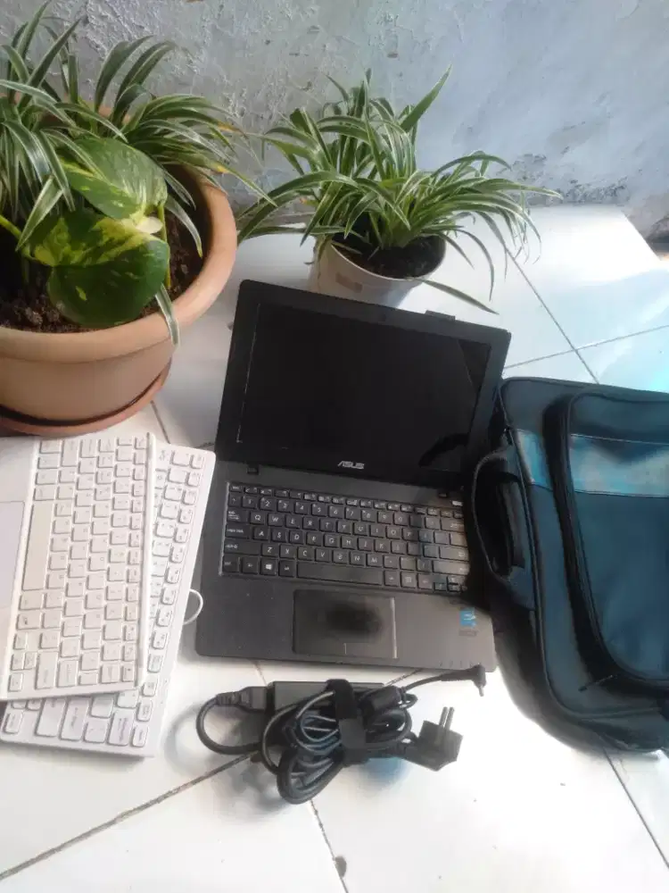 Jual laptop Asus X200M (kondisi mati)+tas laptop +keyboard.