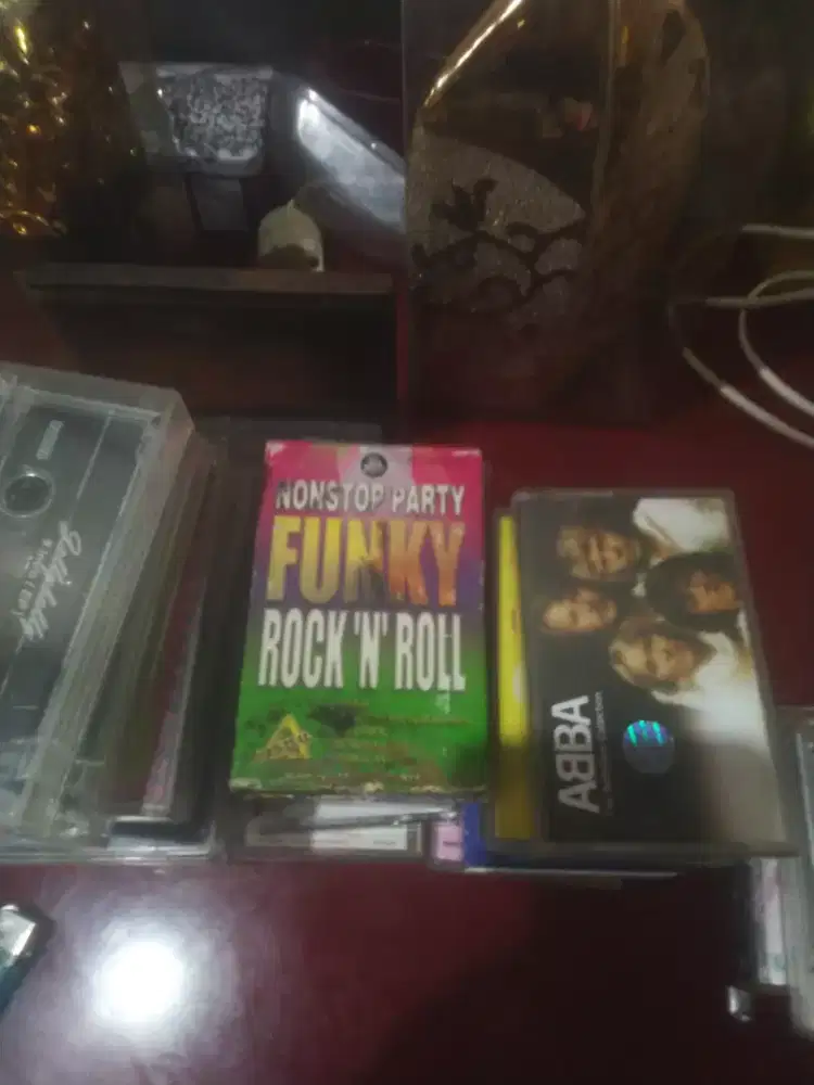 27 kaset lagu lagu barat