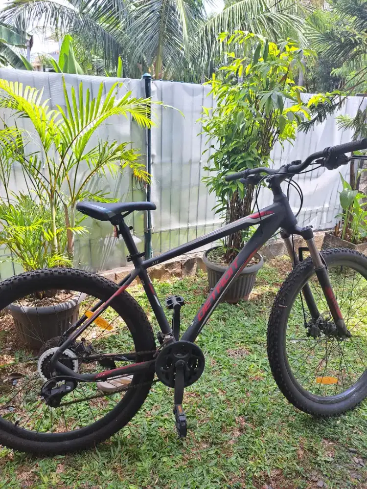 Sepeda gunung detroid 1.1 bekas seperti baru karena jarang dipakai