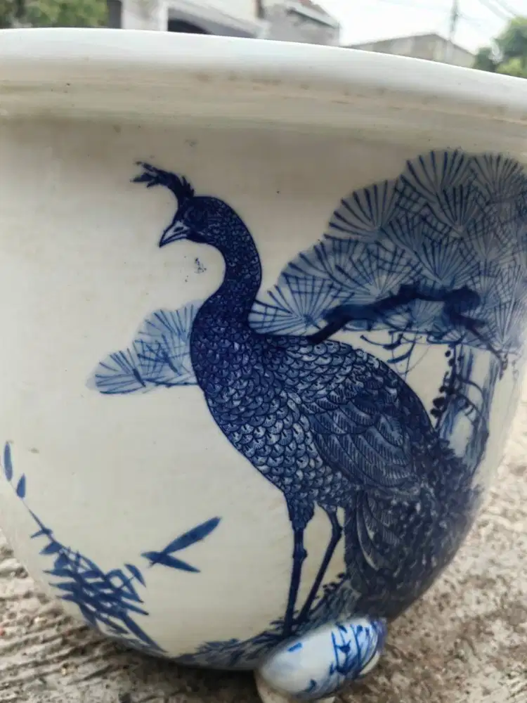 Pot Tua Biru Putih Jepang – Motif Merak