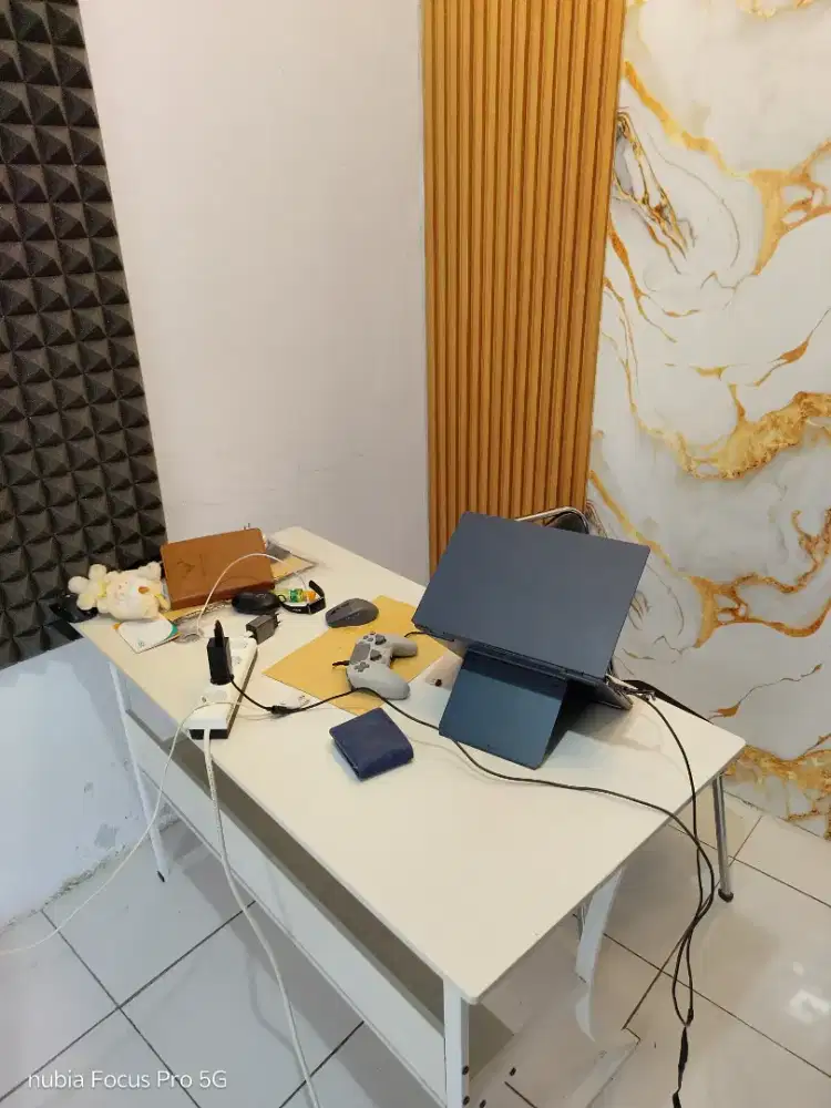 Meja Kerja + Busa Peredam Suara + Kursi Kerja + Tripod
