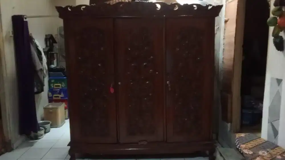 Di jual lemari semi jati