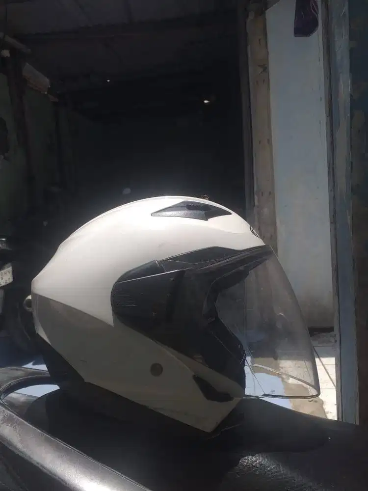 Helm PUTIH ZEUS