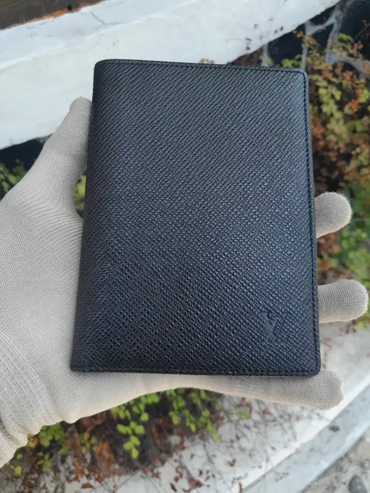 Passport Louis Vuitton Leather Taiga Original