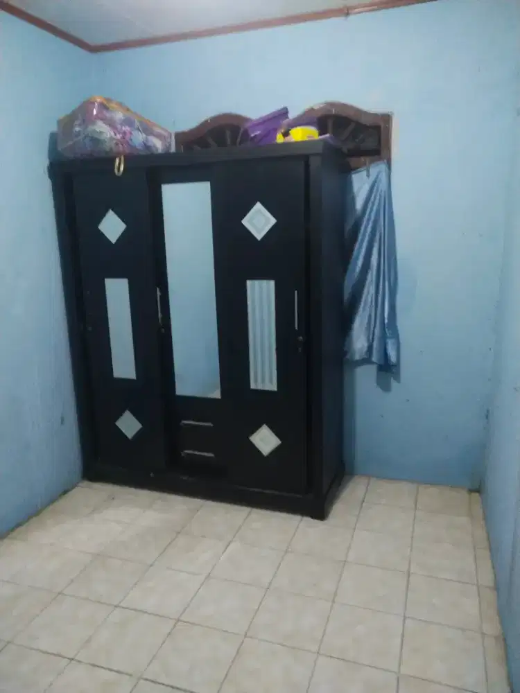 Lemari baju dua pintu berkaca