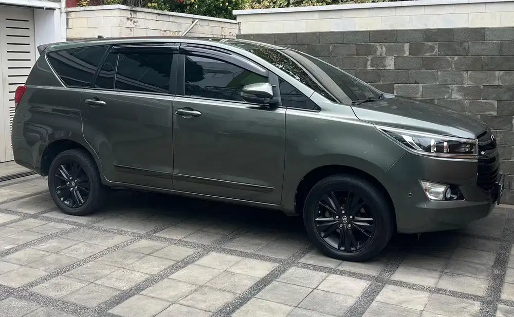 Innova reborn V bensin matic 2017