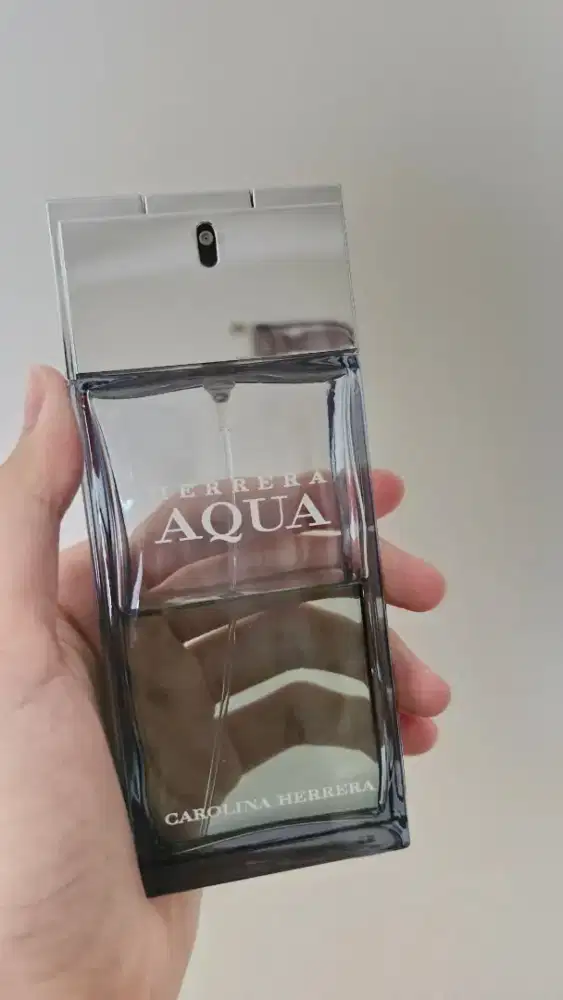Parfum Carolina Herrera Aqua Original – Juice 50% – Segar & Maskulin