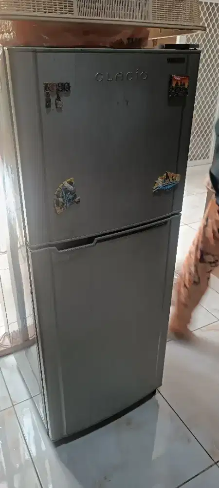 Jual kulkas 2 pintu merk Toshiba clacio