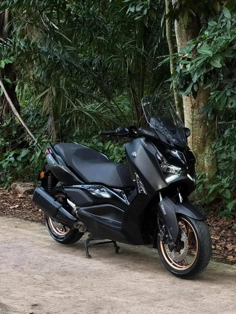 Yamaha Xmax connected 250 hitam
