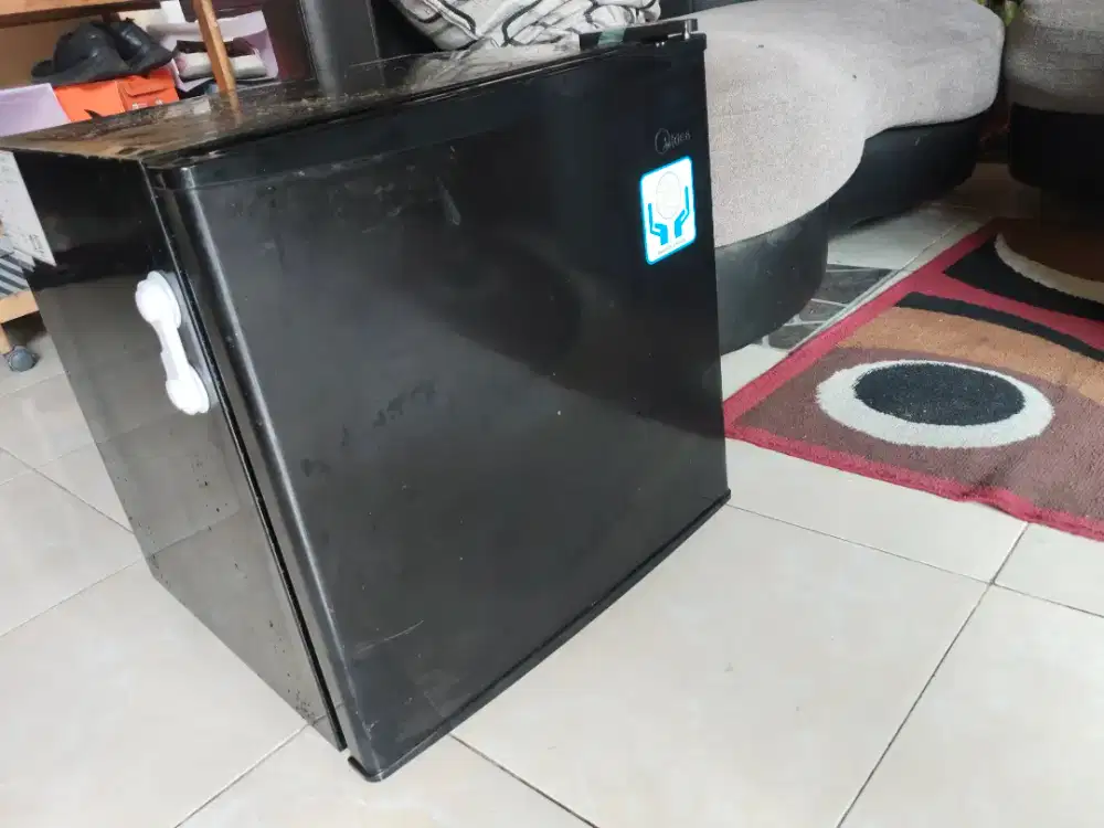 Kulkas minibar ori merk midea normal dingin beku siap pakai