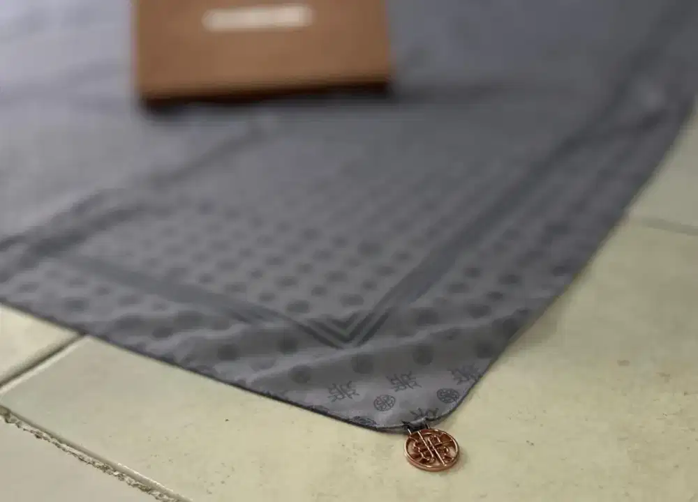 Hijab Pre Loved Original Ria Miranda dengan Desain Elegan