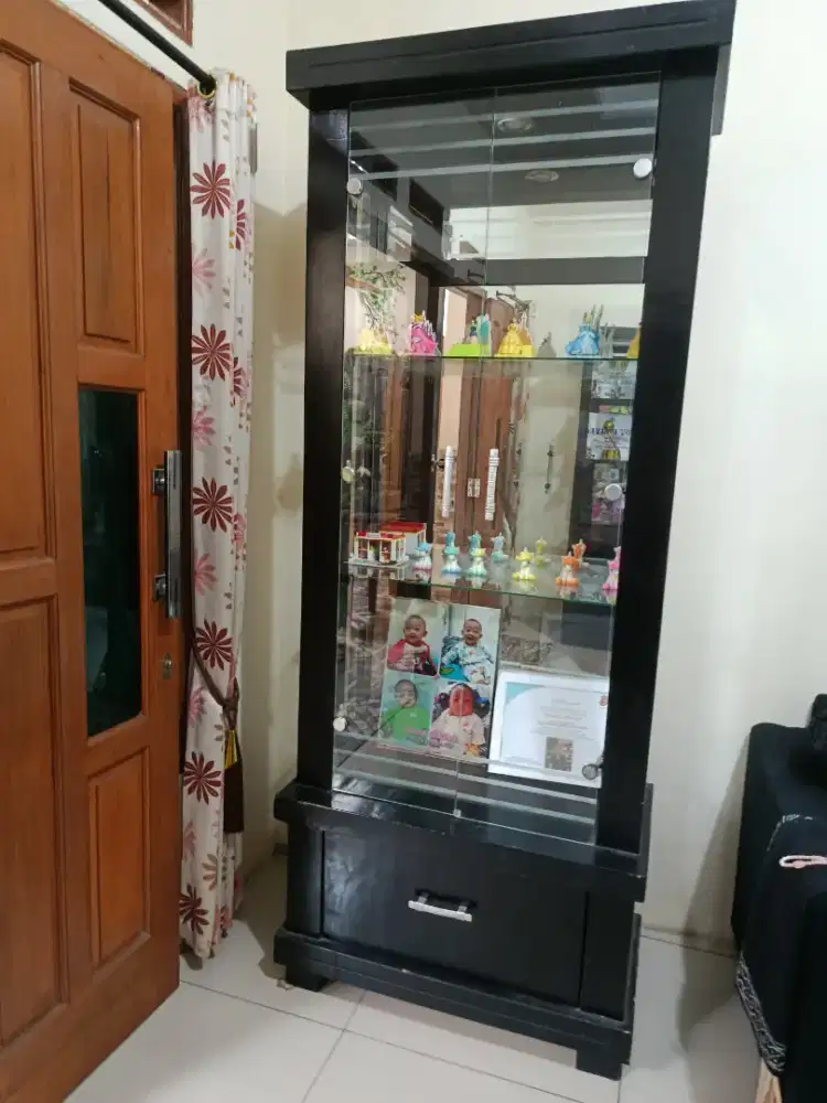 Lemari pajangan