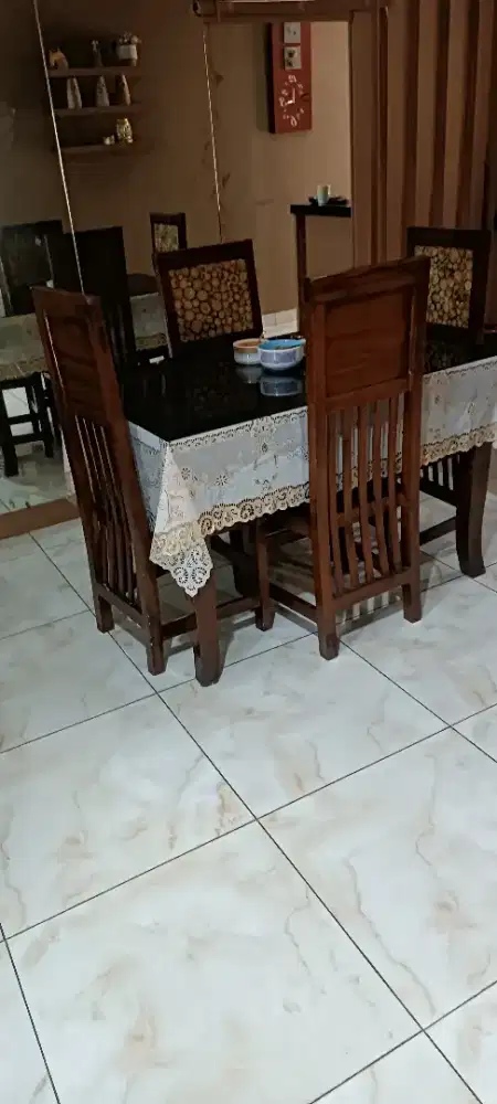 Satu set meja makan
