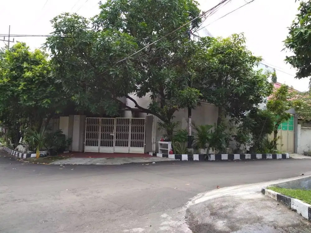 Jual Rumah Darmo Permai Timur LT 196m2 Lokasi Strategis