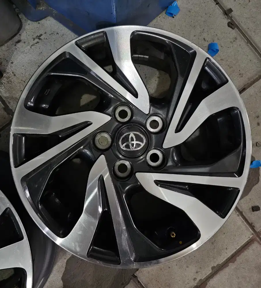 Velg OEM Innova Reborn Facelift R16 PCD5x114.3 Grey Polish. Velg 4pcs