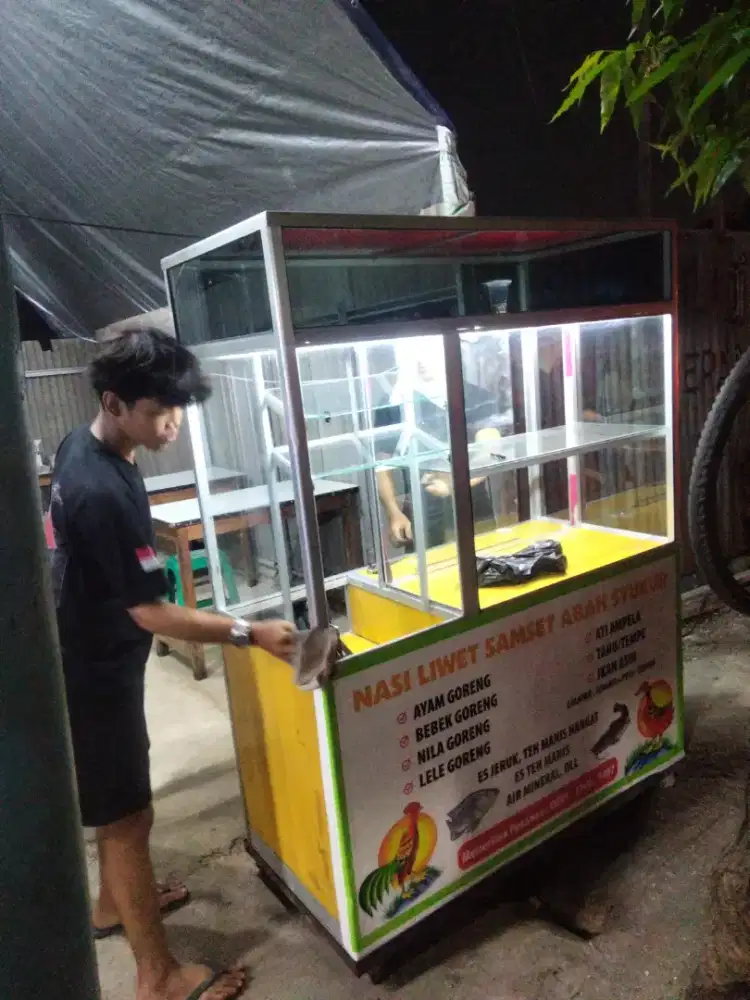 Etalase Jual perlengkapan usaha..