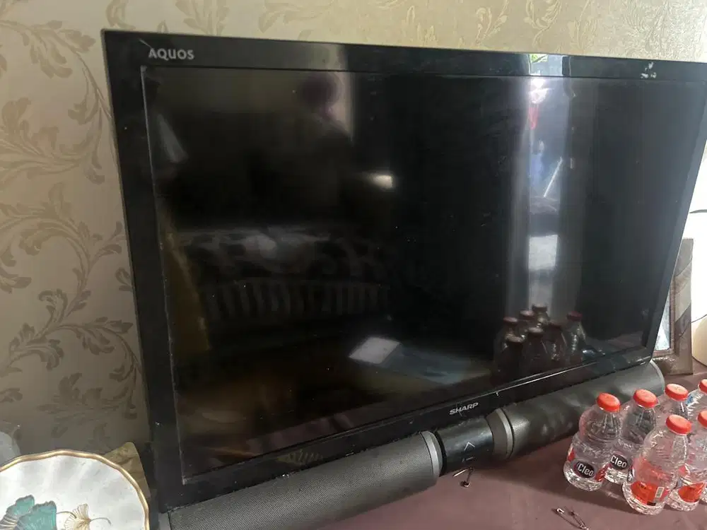 Televisi 32 inch - merek sharp aquos - Jual Cepat