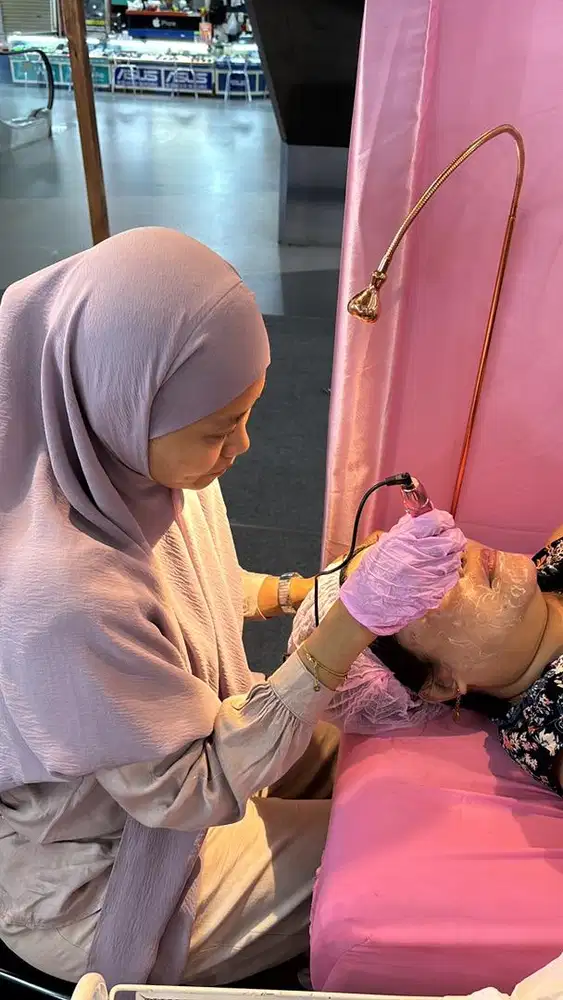 Partime 8hari pasang eyelash dan nails