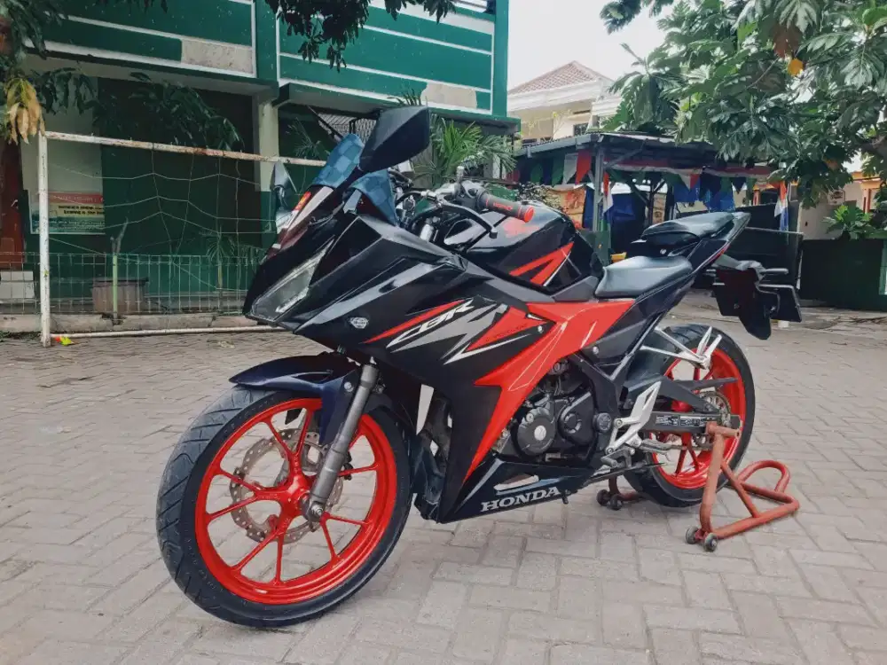 Honda New CBR 150R Facelift TH 2018 Km.23Rb Pajak baru bayar B Bekasi