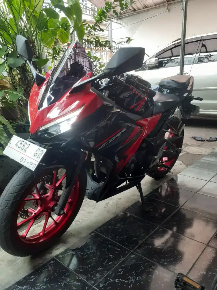 Jual cepat cbr150r th 2019,mesin segel halus,km rendah,tangan pertama.