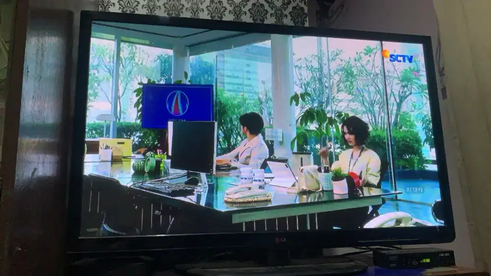 TV FLAT 42 INC + SEAT BOX