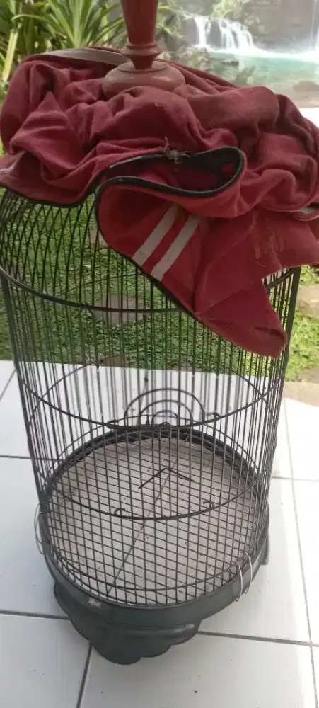 Kandang burung besi bulat