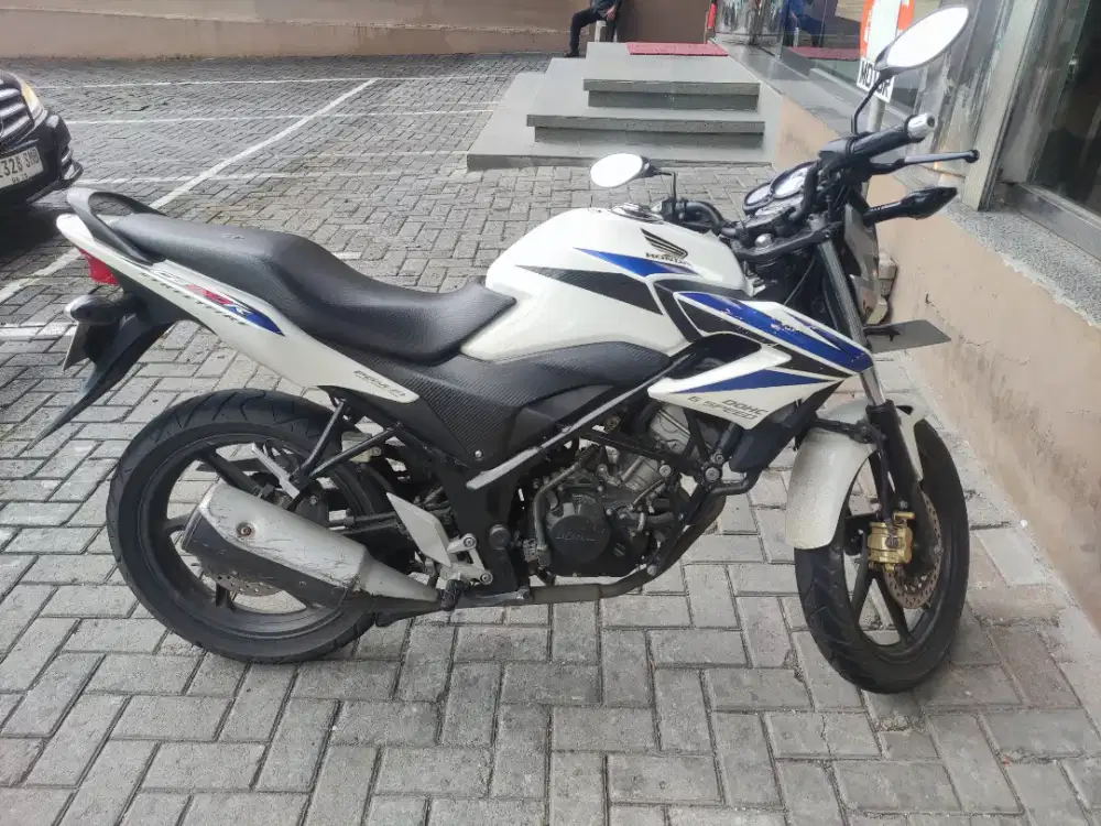Honda CB150R  warna putih biru