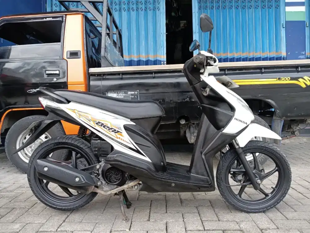 di jual  Honda beat karbu tahun 2012 warnanya putih