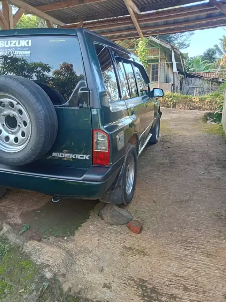 Dijual mobil suzuki sidekick.