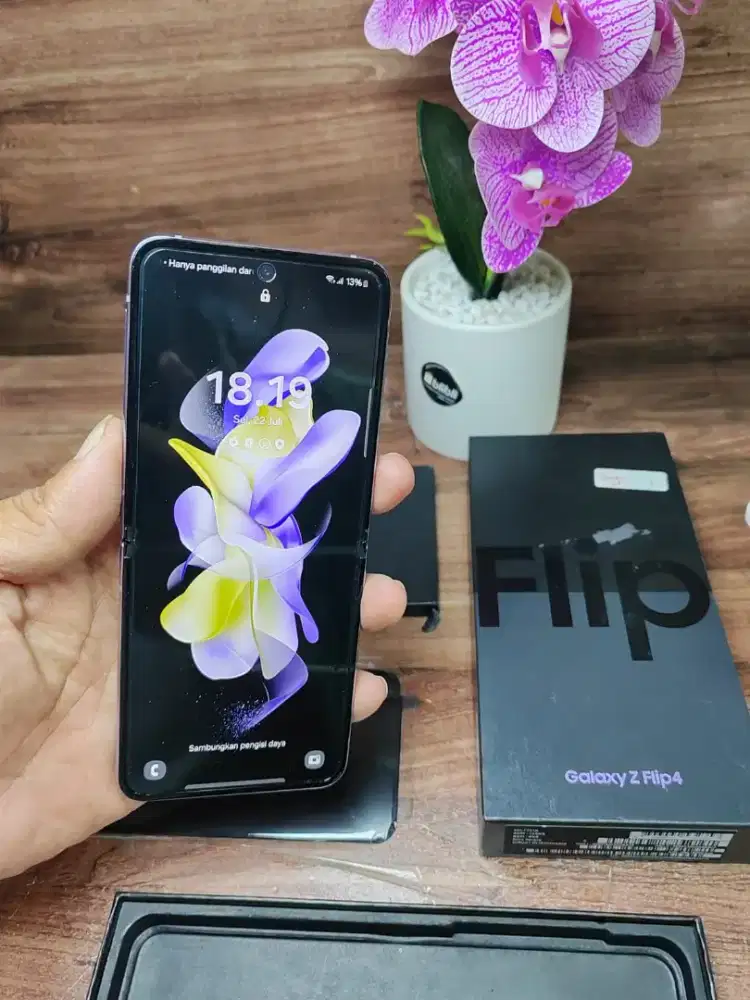 Samsung z flip 4 

Ram 128gb 

Purple

Mulus 

fullset original