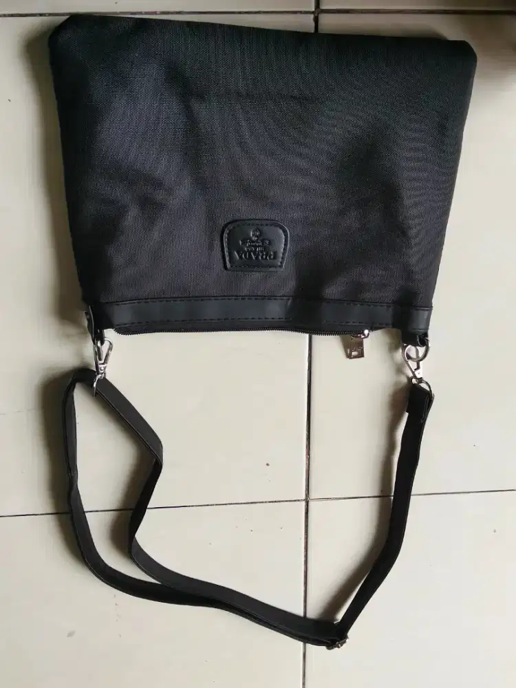 Tas merek prada wanita