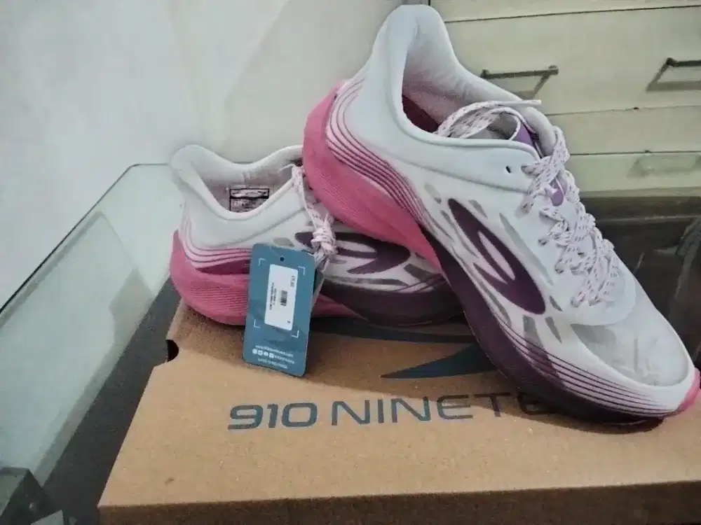 Nineten sepatu wanita