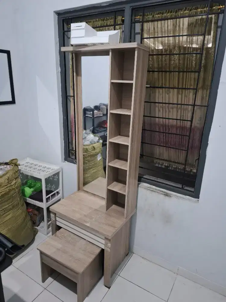 Meja rias minimalis