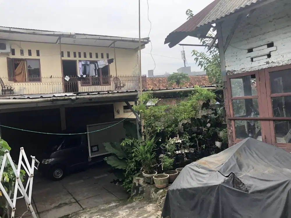 Rumah dengan Garasi Luas & Dapur Katering  (Free tanah kosong)