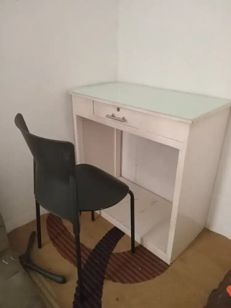 Furniture 1 set meja belajar berikut korsi