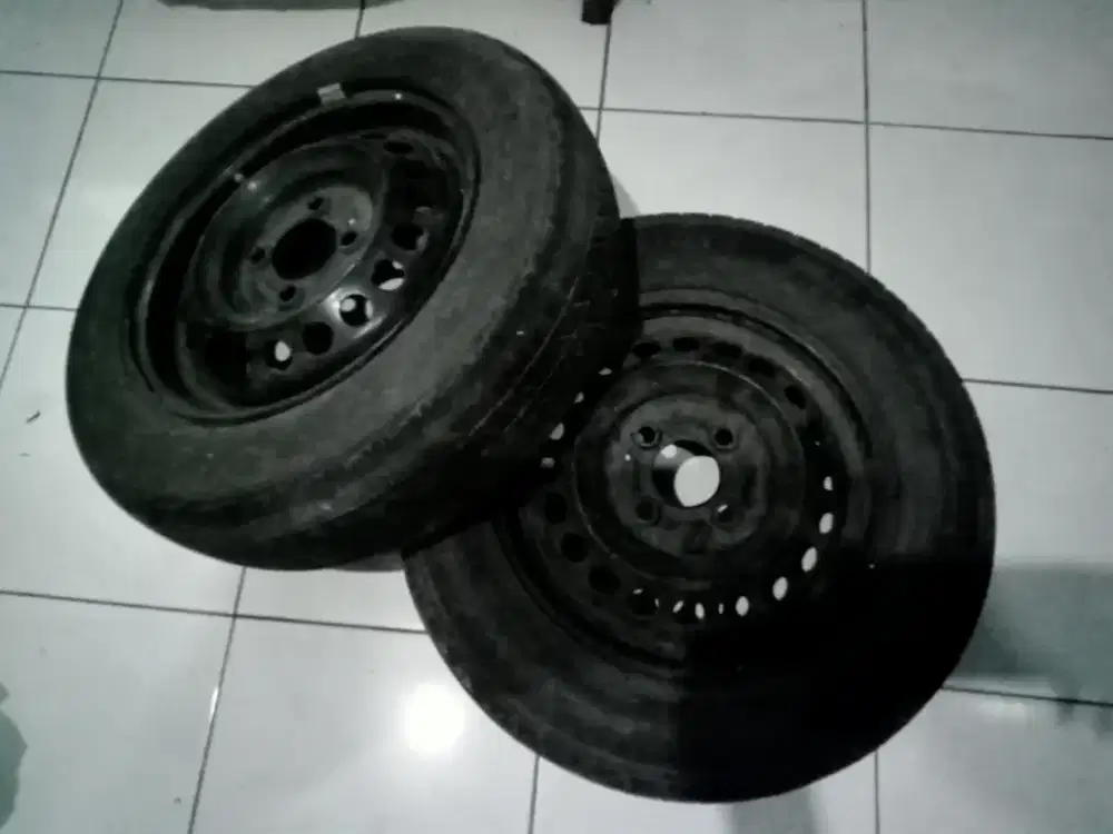 Tersedia Ban & velg Datsun R13