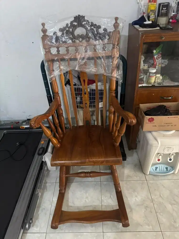 Jual kursi goyang kayu jati kondisi 95%