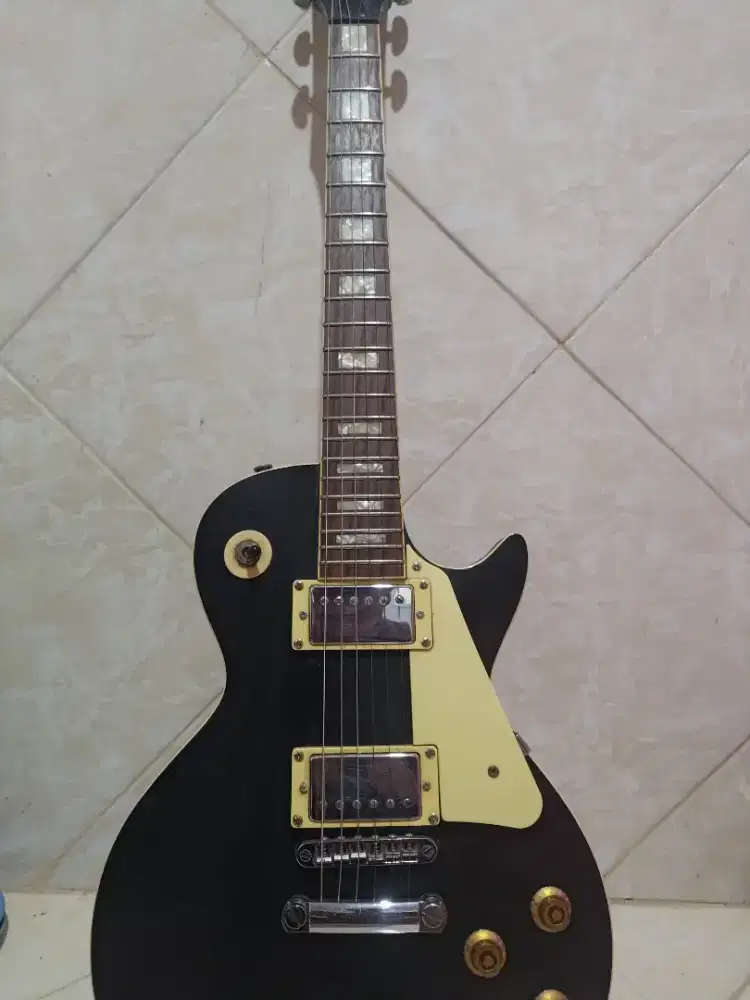 Gitar Gibson Les Paul KW + Efek Distorsi Nux HG-6
