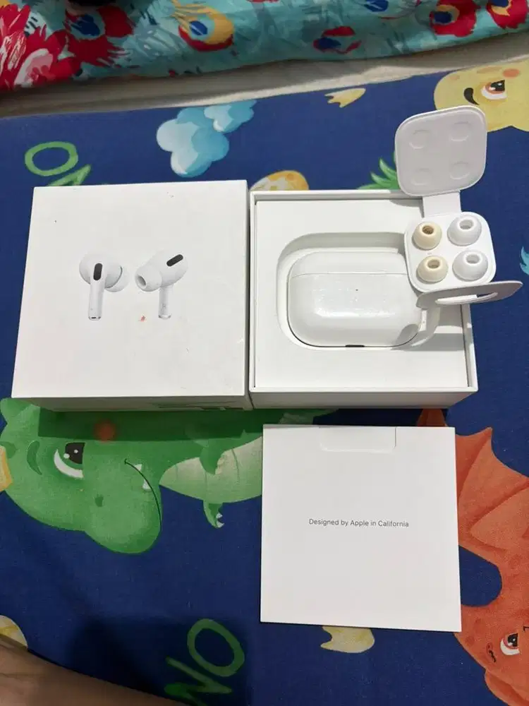airpods pro gen 1 with wireless charging case
