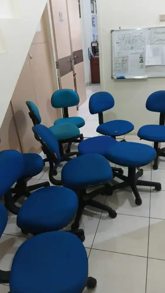 Kursi kantor biru dan hijau