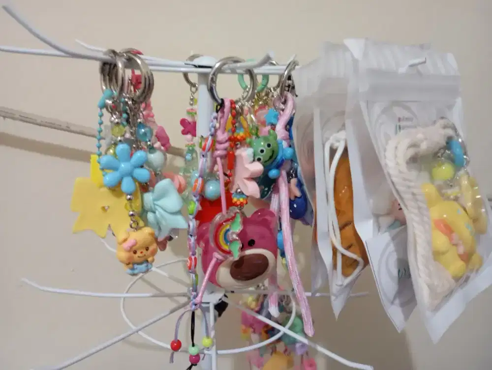 Aksesoris dan Souvenir Monte Gelang, Gantungan Kunci