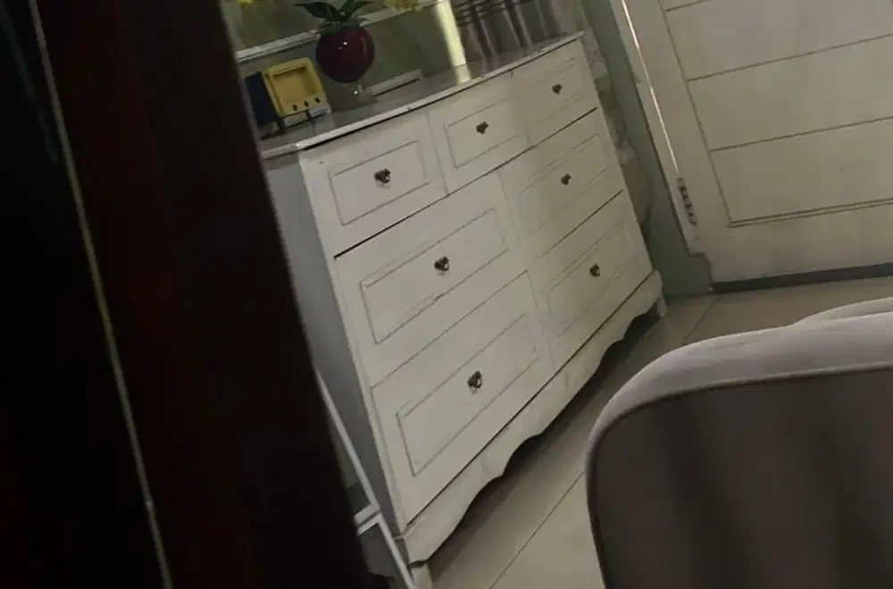 Meja tv warna putih