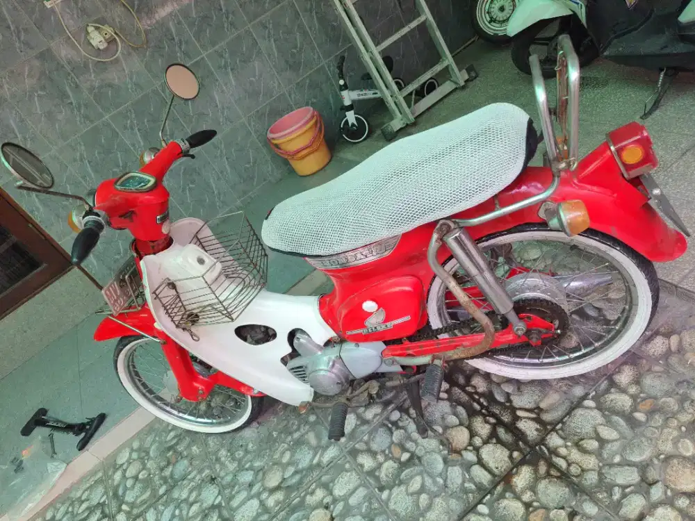 Honda C70 merah