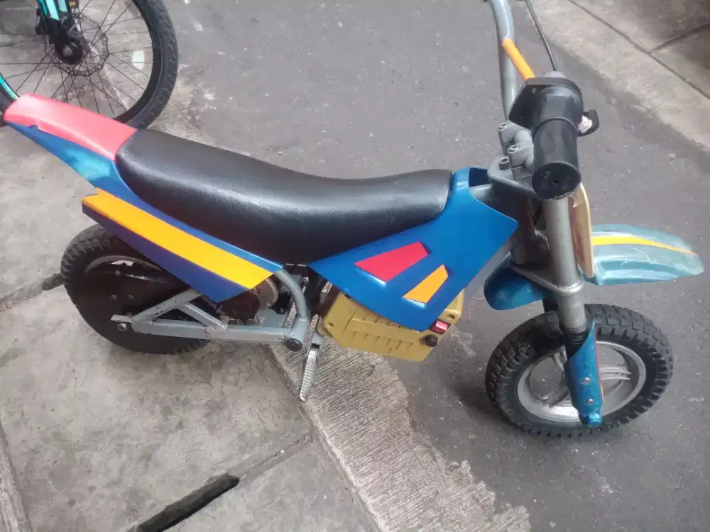 Trail mini listrik di cas