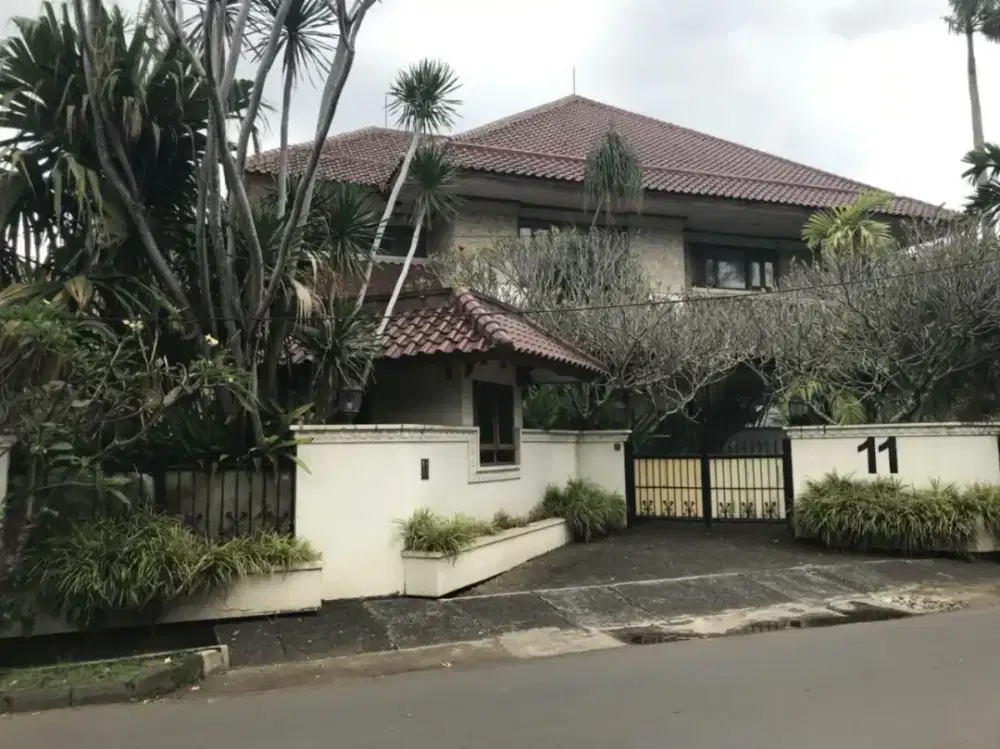 Rumah mewah desain klasik ada kolam renang furnish siap huni