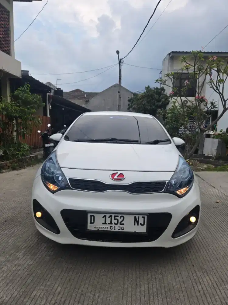 Kia Rio SE Matic 2013
Tipe SE ya, sudah retract spion
Warna putih mulu